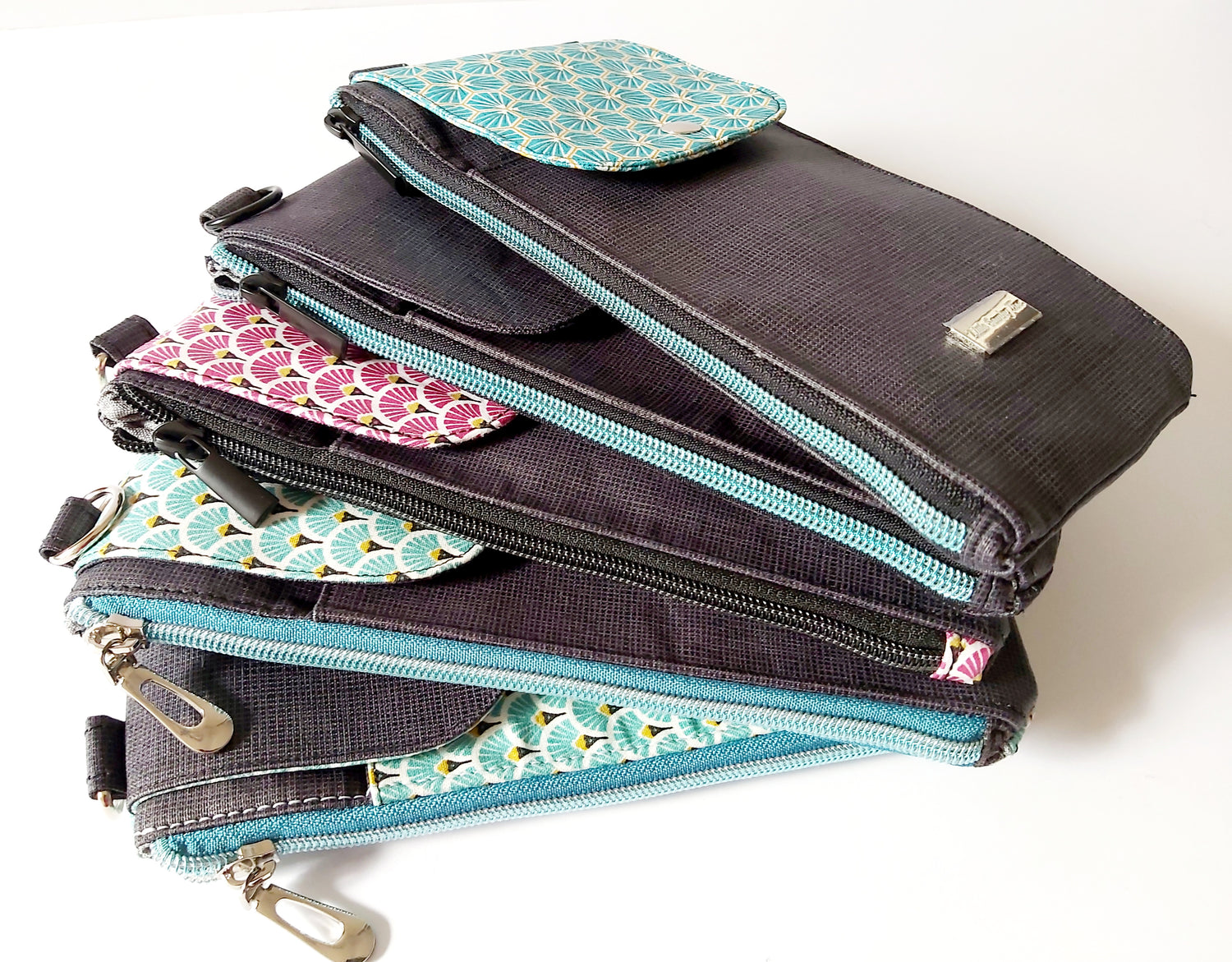 Oilcloth Tote bag with a navy gusset. Lined with waterepellent canvas and has cotton webbing straps.