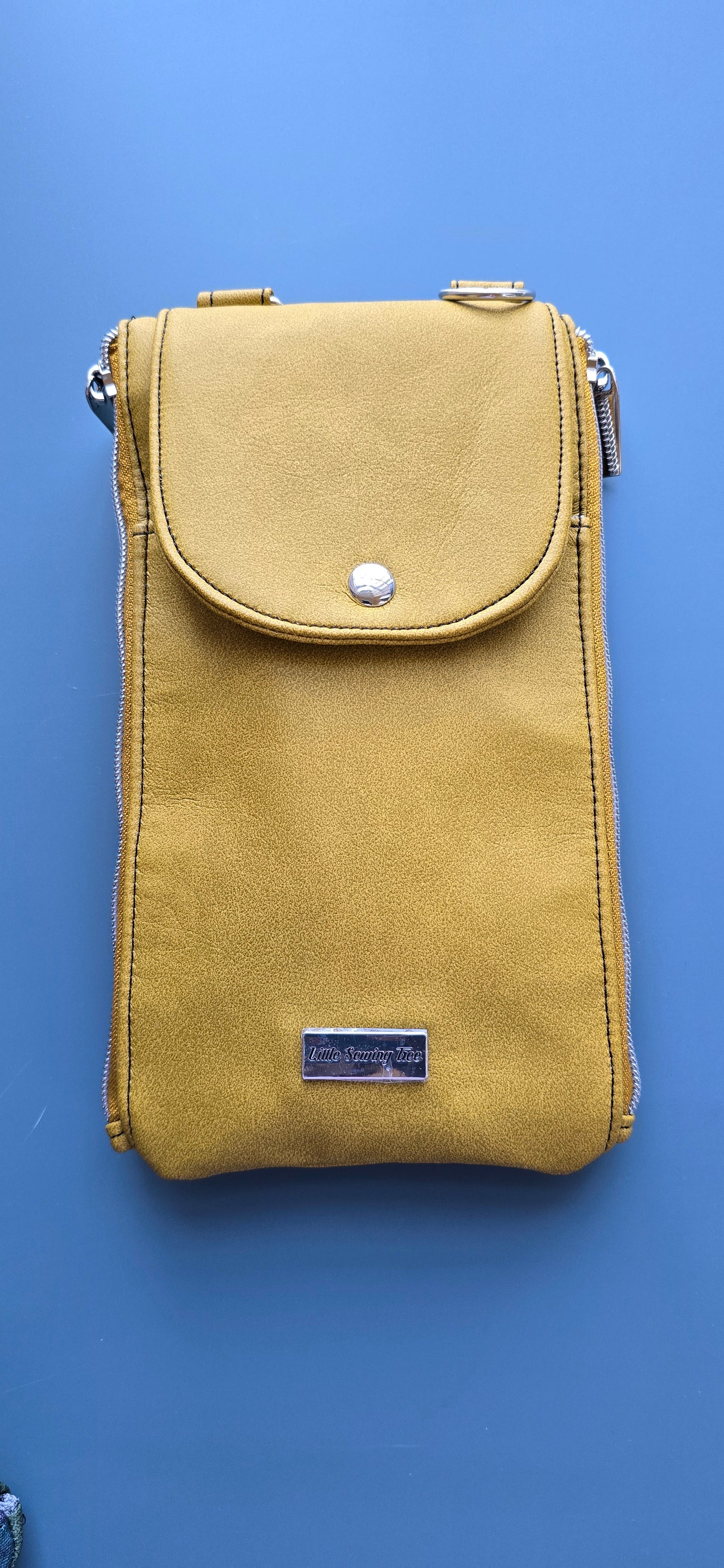 Minimalist Lightweight Crossbody Bag